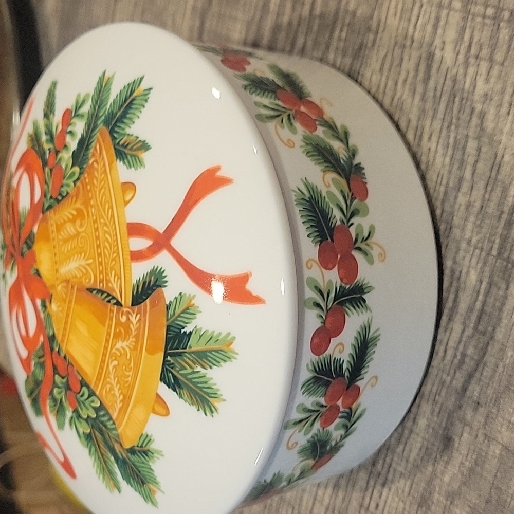 Mikasa " Bells Of Holly" Dish W/ Lid/ EUC/ Christmas
